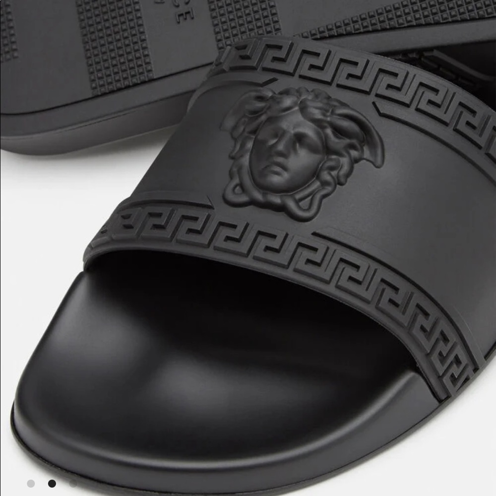 Versace Medusa Pool Slides worn 2 times. A nice summer item!